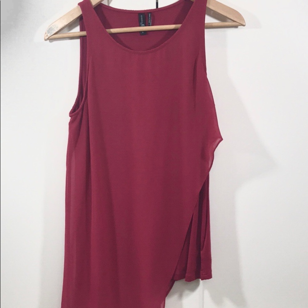 Sleeveless shirt.